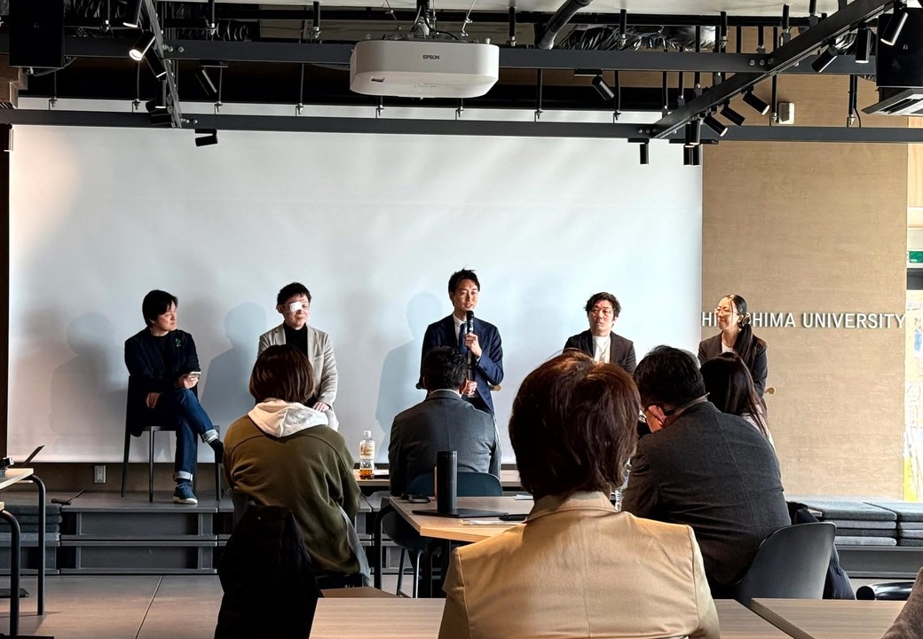 令和6年度TORQUE最終報告会のパネルディスカッションで話す株式会社ixis代表取締役 杉原里志